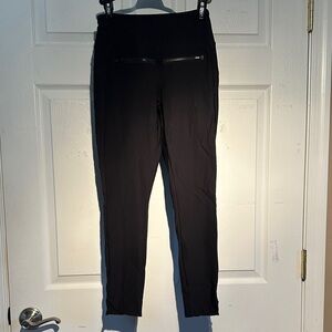 Chic Athleta Black Leggings with zipper pockets